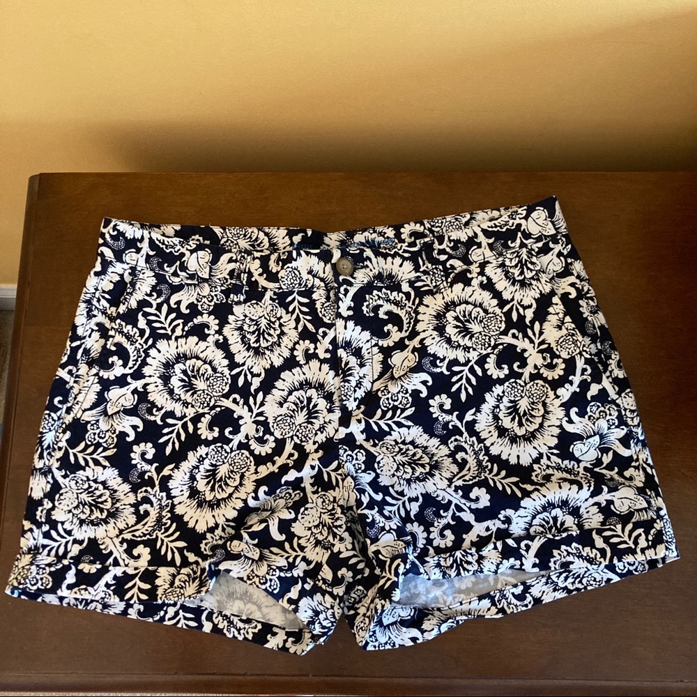 Gap Khakis Girlfriend 4 Inch Blue Floral Shorts